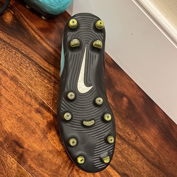 Nike tempo soccer cleats - Picture 2 of 5